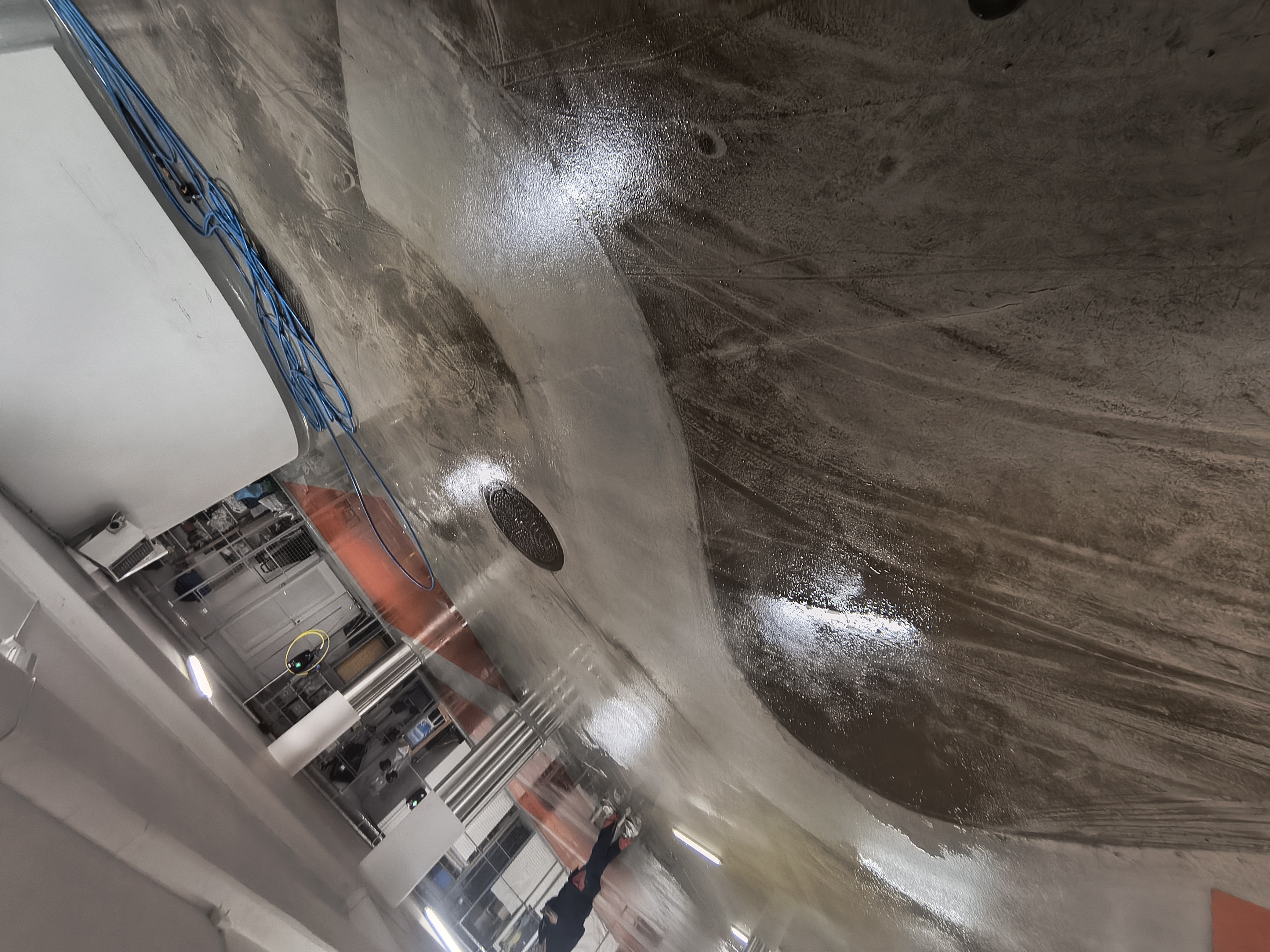 Garasjeanlegg med epoxygulv etter rens, rent gulv med tydelig linjemaling