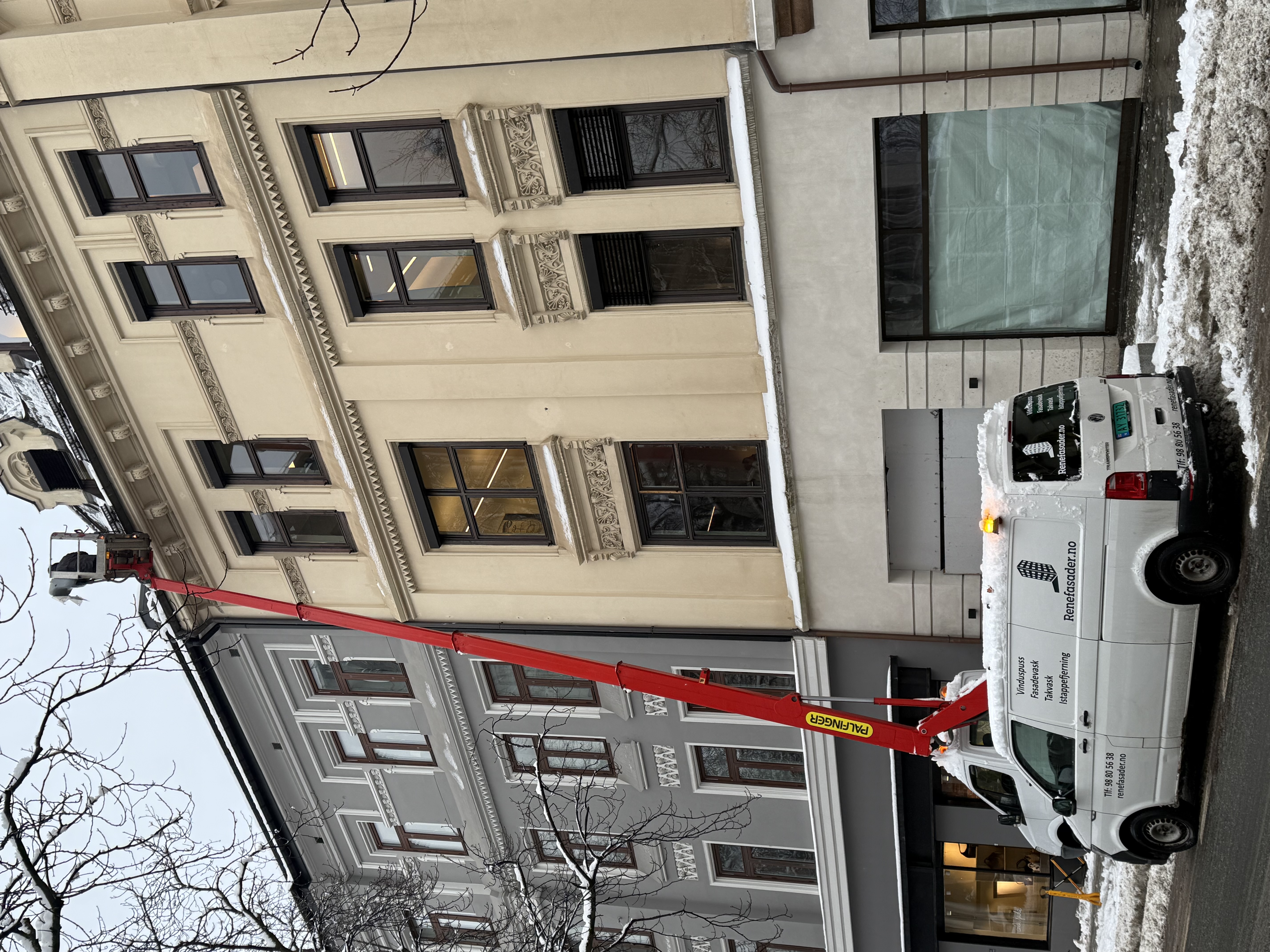 Profilert servicebil foran høyblokk hos borettslag